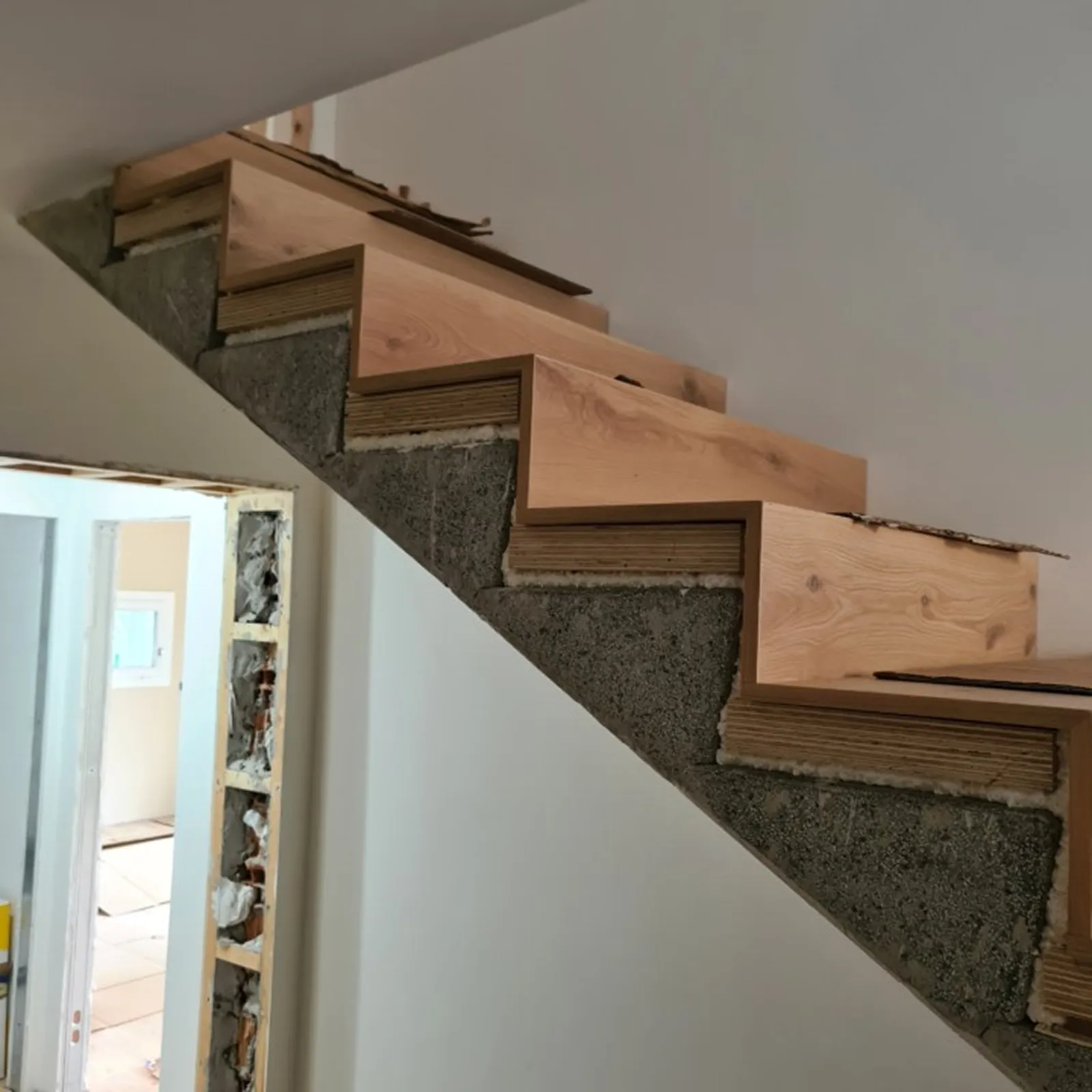 Come rivestire una scala in marmo con il legno e quanto costa